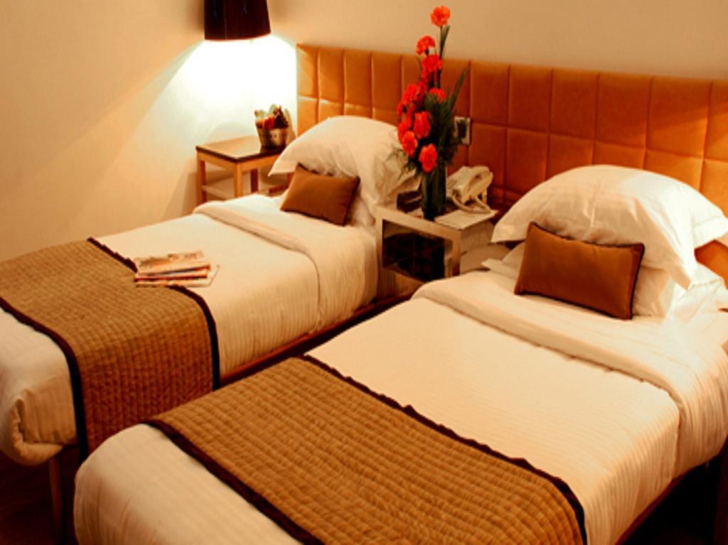 Hotel Palace Heights New Delhi Room photo